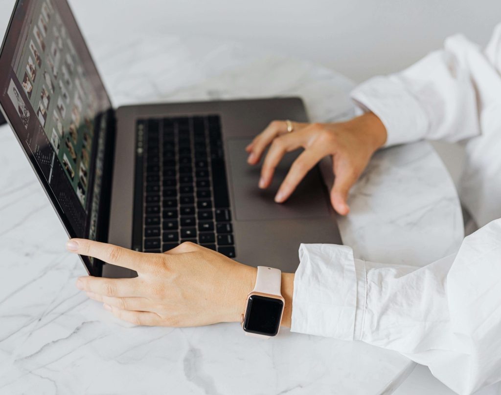 Laptop browsing spiritual content on Calea ta spirituala website, digital mindfulness, online spiritual pathway.